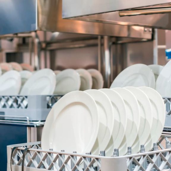 Geschirr in einer Industriespülmaschine