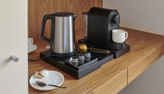 Vattenkokare och kaffebryggare på en bricka i hotellrummet