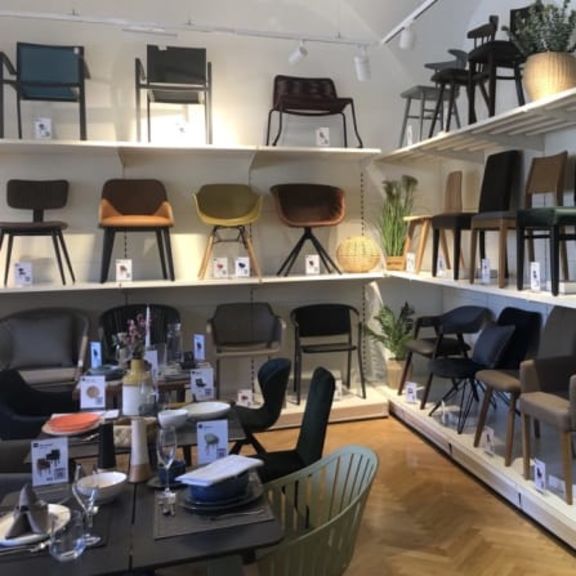 Verschiedene Stühle im Showroom ausgestellt