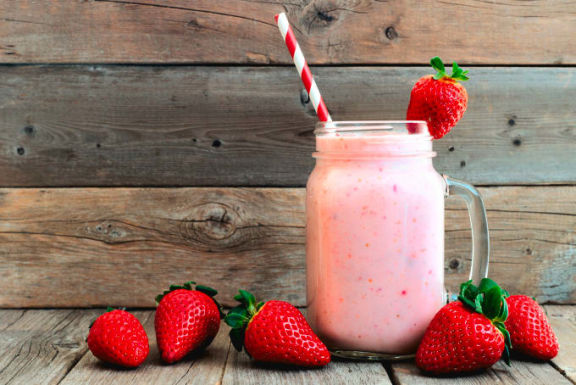 Jordbærsmoothie i et glass med hank