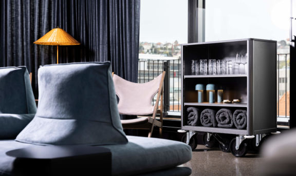 Housekeeping-Wagen von Wanzl in einem Hotelzimmer