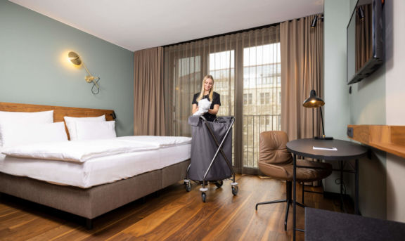 Housekeeping-Dame mit Wäschesack von Wanzl