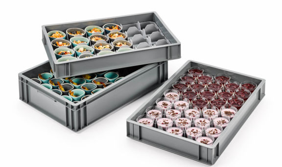 Stapelbehälter System Catering von Ringoplast mit verschiedenen Snacks und Desserts befüllt 