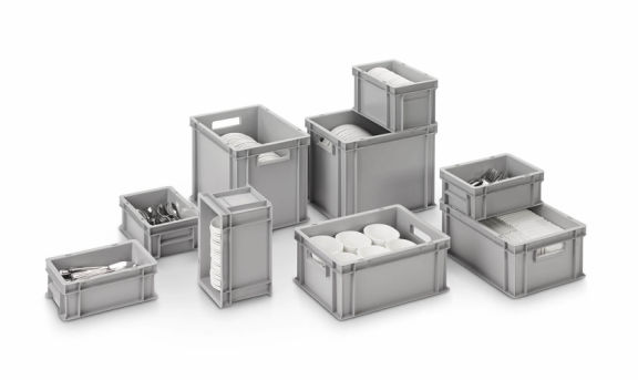 Stapelbehälter System Universalbox von Ringoplast mit Geschirr und Besteck abgebildet