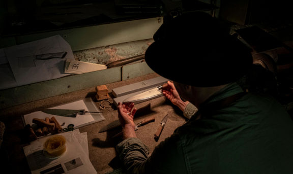 Kochmesser A30 von Ryda Knives in der Herstellung