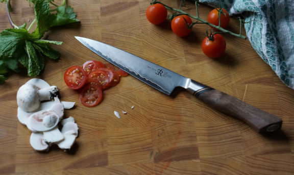 Kochmesser 2 Set A30: Universalmesser, Schälmesser von Ryda Knives mit braunem Holzgriff auf einem Schneidebrett liegend präsentiert