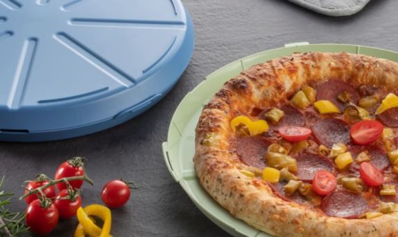 Gjenbrukbare pizzaesker fra elasto REuse med en pizza