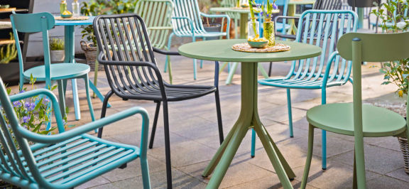 Merida-stol fra VEGA i alle farver på en sommerterrasse