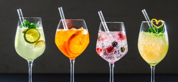 Verschiedene Cocktails in Weingläsern
