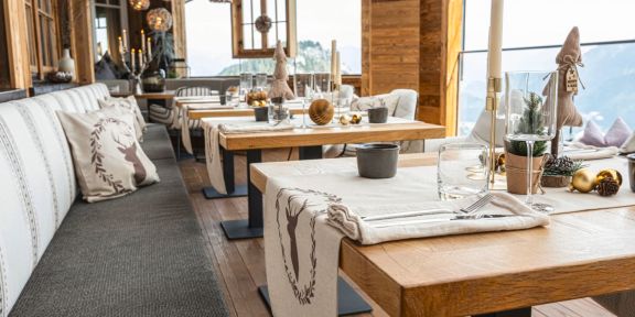 Winterlich eingedeckter Tisch