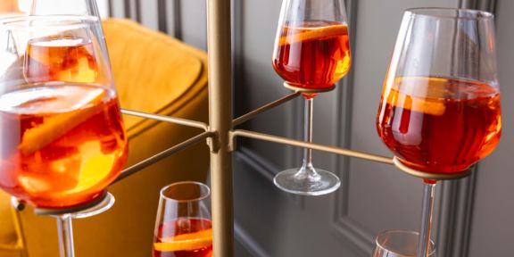 Aperol Spritz in einer Glas-Etagere