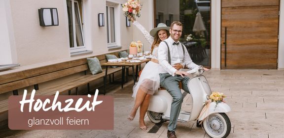 Hochzeitspaar auf einem Roller