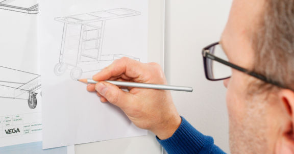 Christian Spicker réalisant un dessin technique