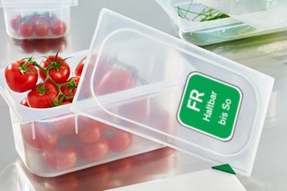 Sauberes Verstauen von Tomaten in Behälter mit Mindesthaltbarkeitshinweis
