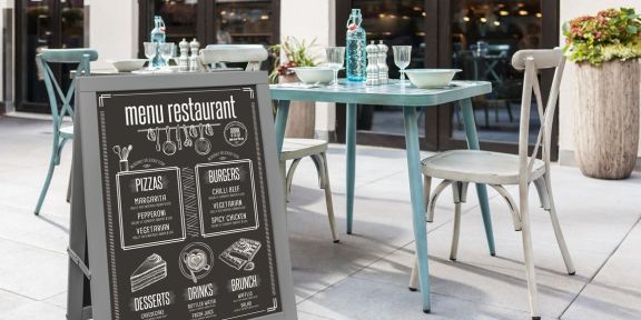 moderner Aussenbereich im shappy-chic Look und Angebotstafel mit Handlettering Elementen