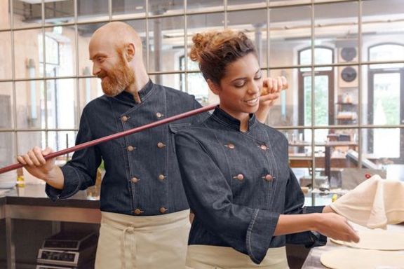 Zwei Köche tragen Kochjacken aus dem Material Denim