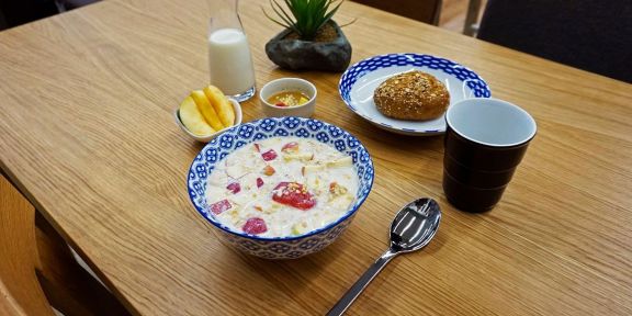 Desayuno sano con fruta, muesli y pan integral