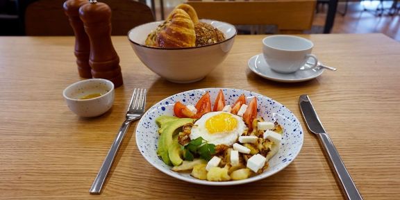 Bowl para desayunos abundantes- con croissant, huevo frito y pancito