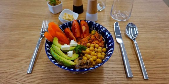 Bowl de almuerzo ligero con tomates, aguacate, garbanzos y cuscús