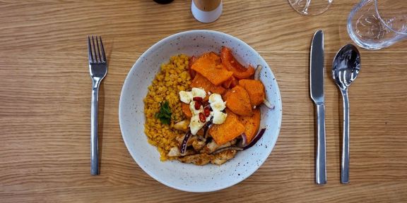 Food bowl con lentejas, boniato y queso de cabra