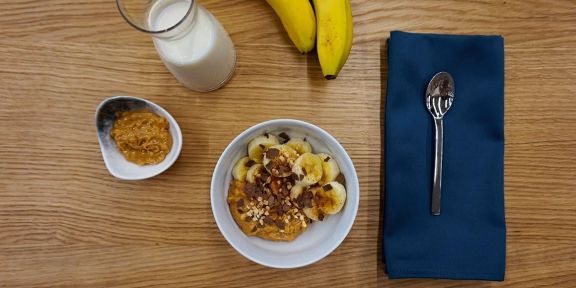Bannen mit Erdnussbutter und Schokoflocken in a Bowl