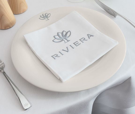 Tovagliolo con logo su piatto