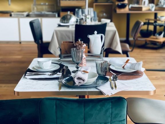 Table dressée avec des produits VEGA