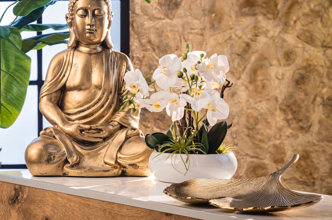 Fiori secchi e piante finte in vaso per la decorazione della casa