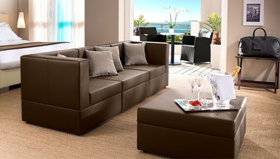 Hotelzimmer mit Meerblick - Interior mit brauner Couch