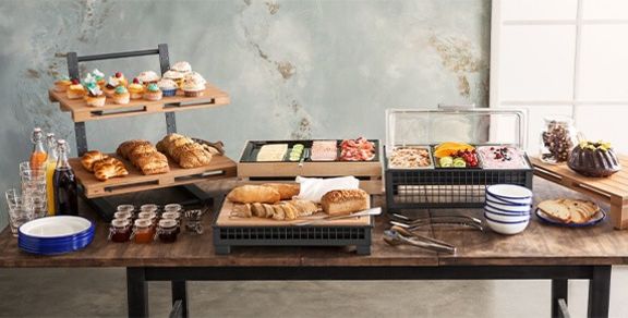 Ansprechend arrangiertes internationales Frühstücksbuffett