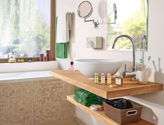 modernes Badezimmer mit Hotelkosmetik und flauschigen Handtüchern