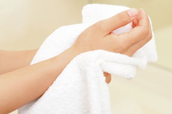 Eine Hand, die mit einem weichen Handtuch getrocknet wird