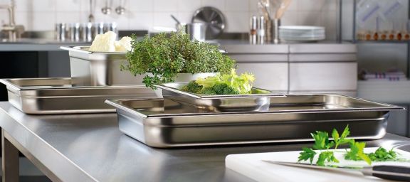 Verschiedene GN-Behälter in einer Gastronomieküche