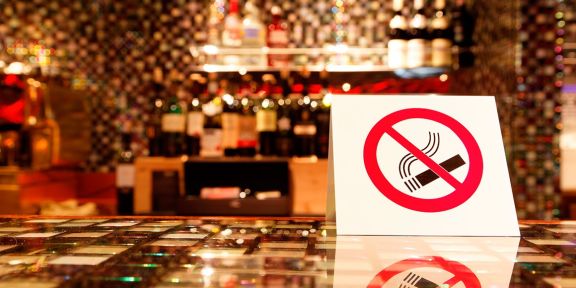 "Rauchen verboten" Schild an der Theke einer Bar