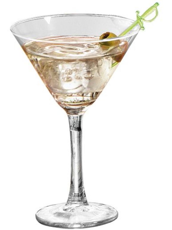 En klassisk martini i et martiniglas med en oliven i toppen.