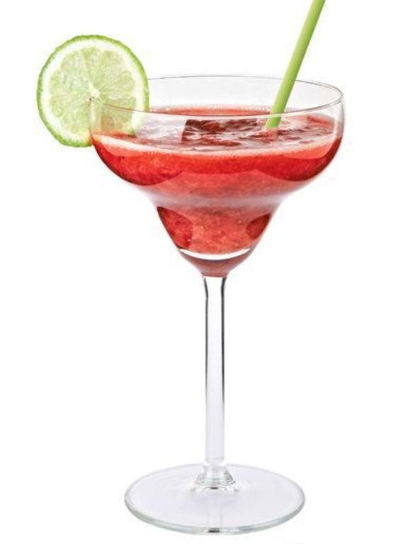En jordbærmargarita med lime i et magaritaglas