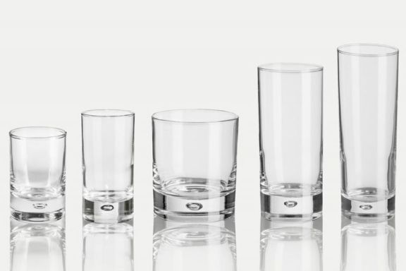 Glas på række i forskellige størrelser