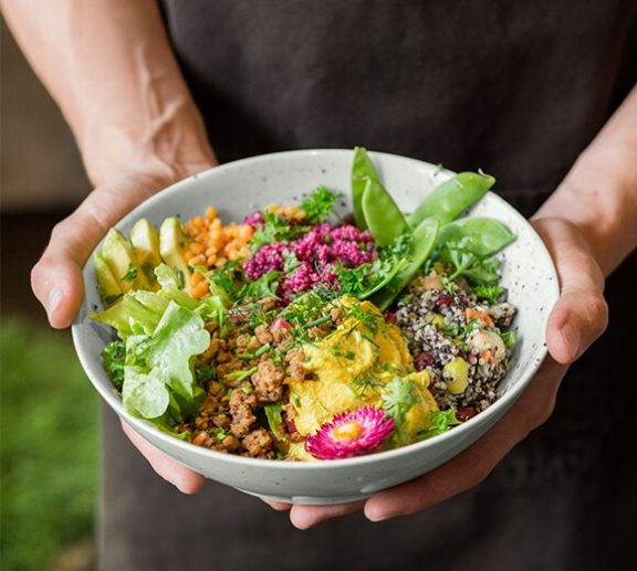 Eine Schale gefüllt mit einem ansprechendem, gesunden Food Bowl Gericht