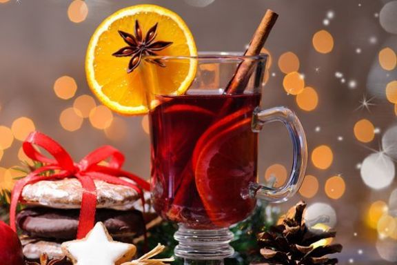 Glühwein in Glastasse mit Henkel und Orangenscheiben-Deko