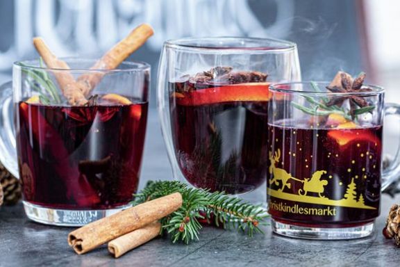 drei Glastassen Glühwein mit weihnachtlicher Deko