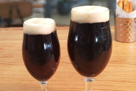 Black Velvet koktel u pivskoj čaši
