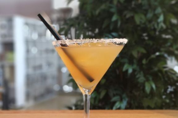 Closeup vom Cocktailklassiker Sidecar im Martiniglas mit Strohhalm