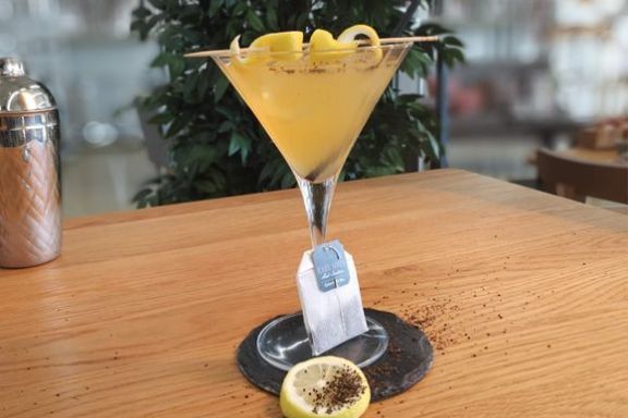 Earl Grey Martini poslužen u čaši za martini