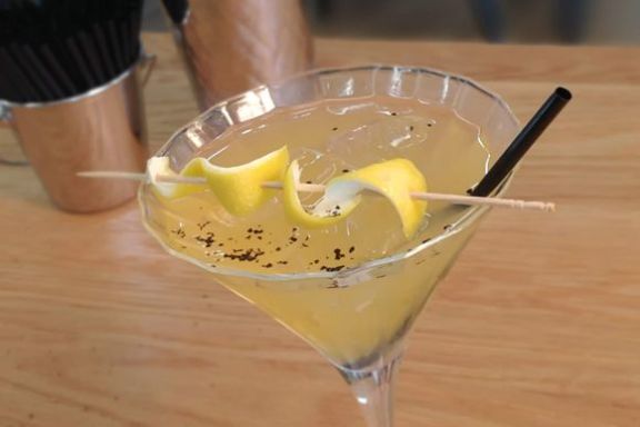 Earl Grey Martini u čaši za martini s ukrasom od kriški limuna