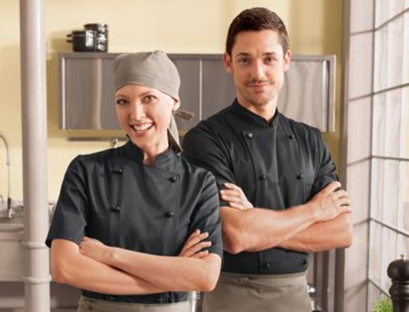 Cuoco e sous chef in servizio