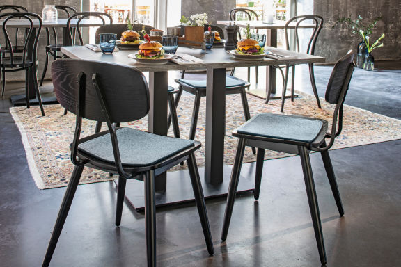 Stolar och bord i en luftig restaurang