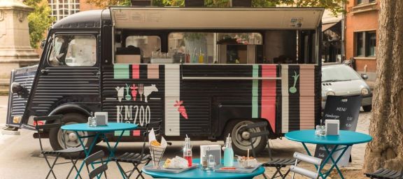 Street Food Wagen mit Tischen und Stühlen