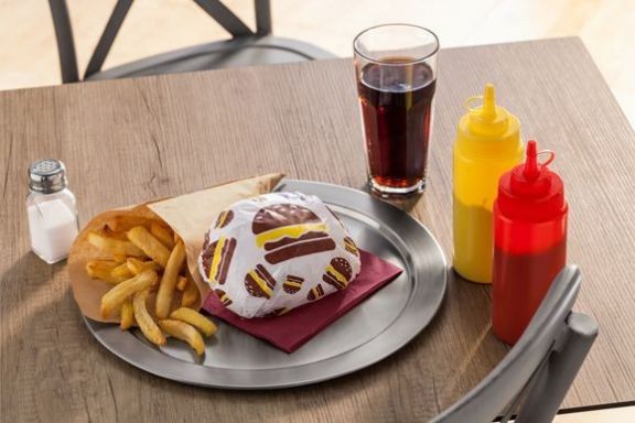 Fast Food bestehend aus Burger und Pommes