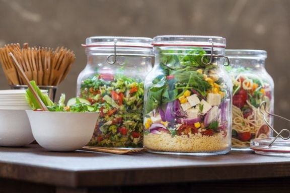 Glas gefüllt mit Salat