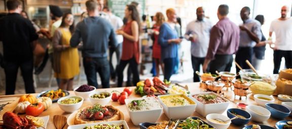 Street Food Festival mit vielen verschiedenen Speisen